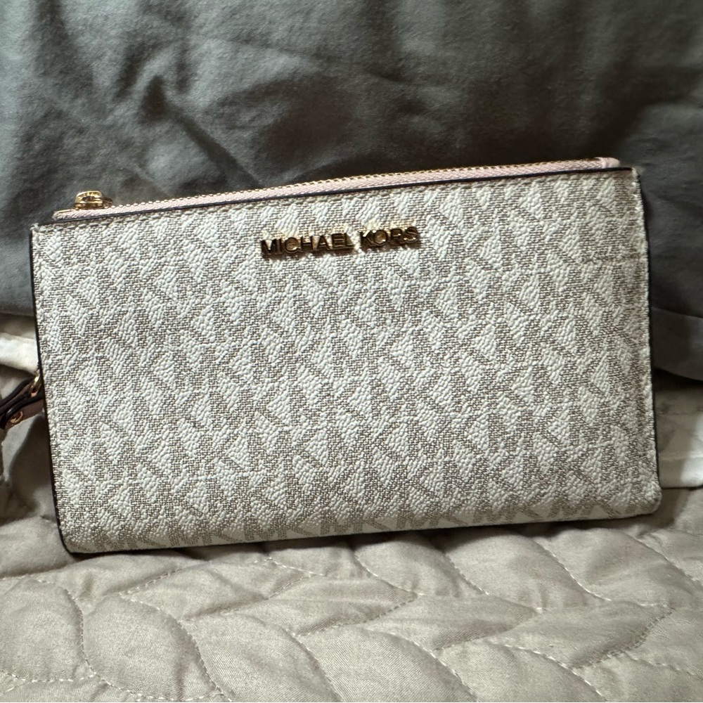 Michael Kors Authentic wristlet wallet